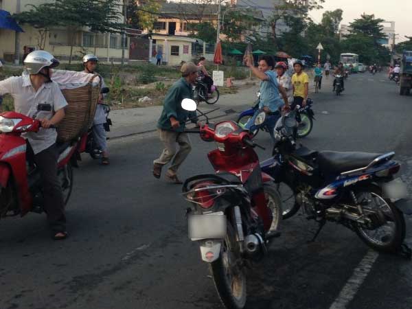 Va chạm giao thông, người đàn ông cầm gậy sắt tấn công người đi đường
