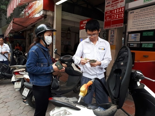 Giá xăng giảm nhẹ trước tết Nguyên đán