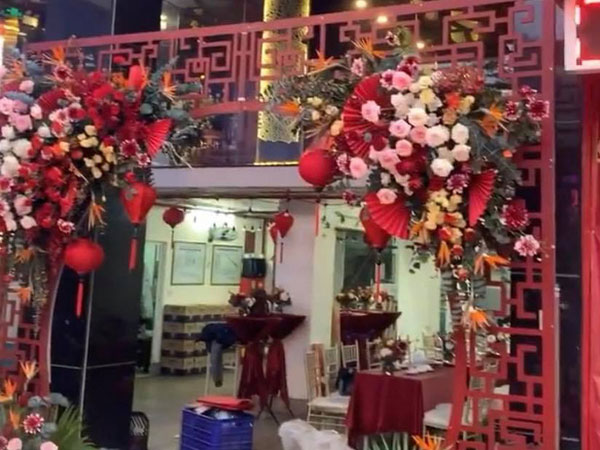 Khác hẳn vẻ bình dị bên nhà chú rể Duy Mạnh, biệt thự nhà Quỳnh Anh được trang hoàng cực lộng lẫy, sẵn sàng chờ chàng đến đón về dinh