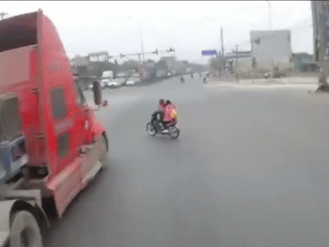 Video: Tài xế container phanh 'cháy đường' cứu hai mẹ con thoát chết trước đầu xe