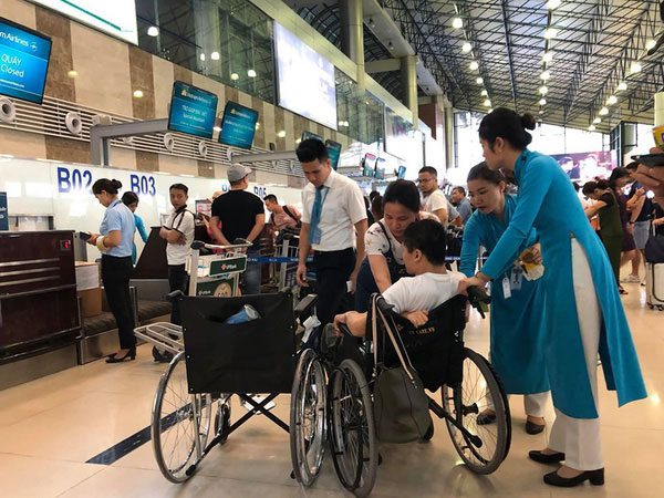 Tiếp viên Vietnam Airlines trả lại tài sản hơn 150 triệu đồng cho hành khách