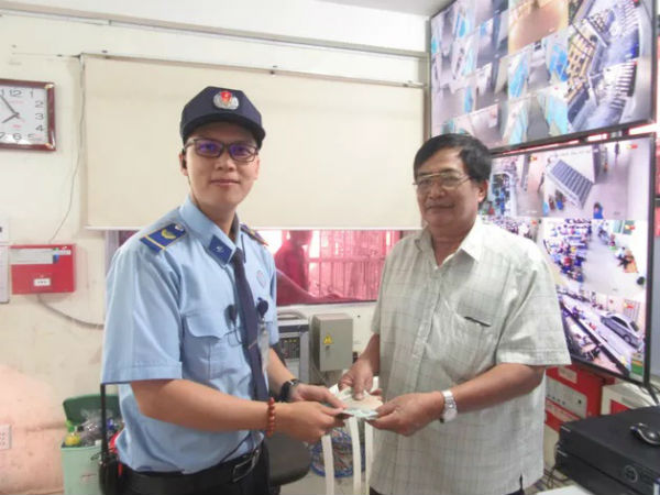 Bảo vệ, kế toán Bệnh viện Chợ Rẫy trả lại 44 triệu cho người đánh rơi