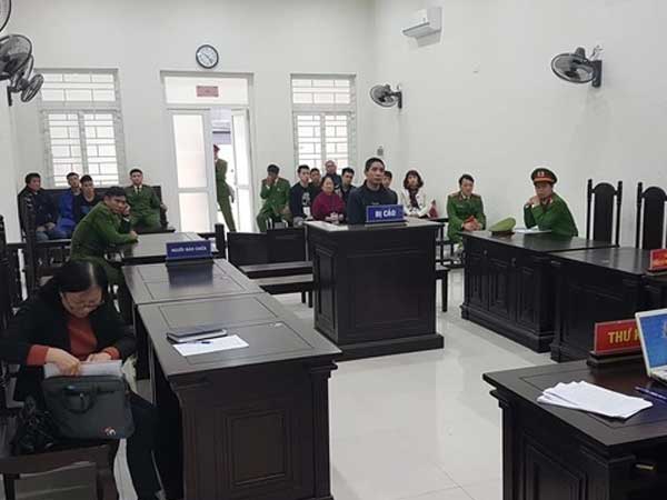 Dùng dao lam cứa cổ bạn tù lúc đang ngủ