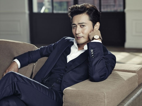 Sau khi cùng gia đình sang Hawaii du lịch giữa bê bối 'săn gái' chấn động, Jang Dong Gun một mình trở về nước khiến dân tình xôn xao