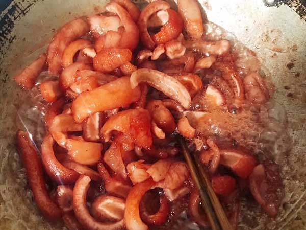Cười bò với loạt thảm họa mứt dừa của hội chị em: Cùng một công thức nhưng người thì làm thành 'mì tương đen', người lại làm ra 'tóp mỡ'
