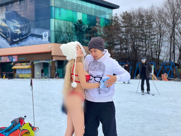 Dân mạng ném đá thẳng tay khi Ngân 98 diện bikini dưới tuyết -6 độ C ở Hàn, Lương Bằng Quang còn lấy hình ảnh câu view cho kênh Youtube