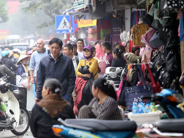 Cả Hà Nội tắc đường vì dân đi 'săn' hàng giảm giá đón Tết