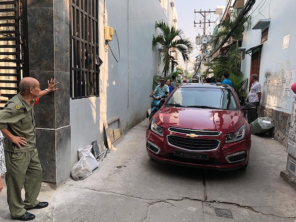 Bị phát hiện chở thuốc lá lậu, tài xế tông sập cửa nhà để bỏ trốn