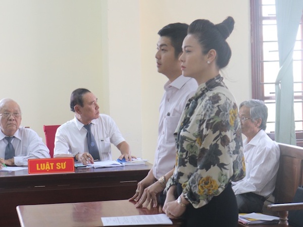 Chồng cũ ca sĩ Nhật Kim Anh khiếu nại, yêu cầu đổi thẩm phán trong vụ tranh chấp quyền nuôi con
