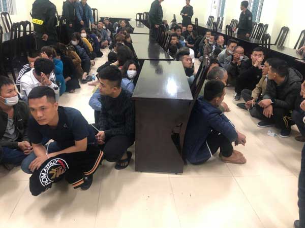 Vén màn bí mật của sới bạc 'siêu khủng' 'đội lốt' quán karaoke, bắt hơn 100 đối tượng