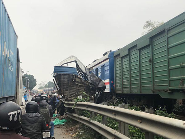 Hà Nội: Tàu hỏa 'vò nát' ô tô chở cá băng qua đường ray, 1 người nguy kịch