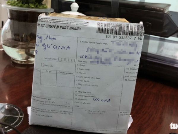 Nhận giùm bưu phẩm quà tết mất phí 500.000 đồng, mở ra là cục đá