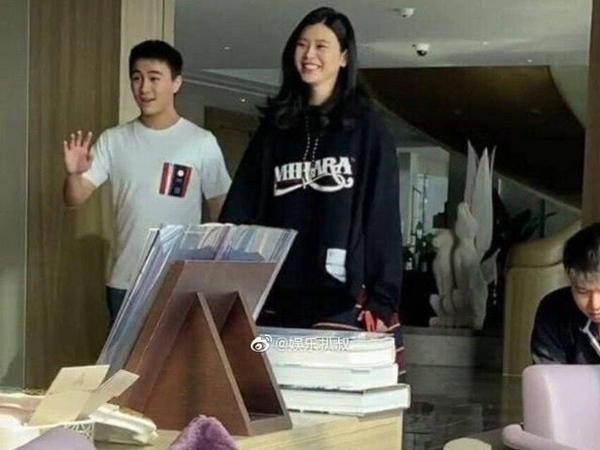 Ảnh hiếm của Ming Xi 2 tháng sau sinh cháu đích tôn cho gia tộc Macau: Gương mặt sưng phù, chồng tăng cân không kém