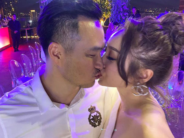 Chi Bảo hôn say đắm bạn gái kém 16 tuổi trong tiệc sinh nhật sang chảnh, phản ứng của Trương Ngọc Ánh đặc biệt hơn