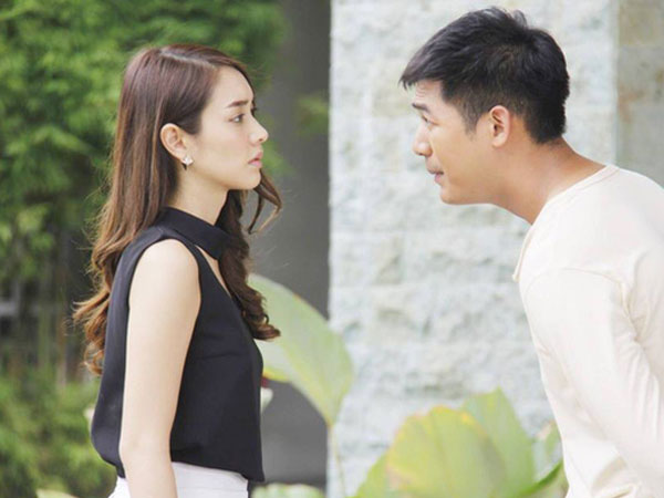 Gặp vợ cũ thất thểu bị bảo vệ siêu thị giữ lại, chồng cũ rút ví 5 triệu tưởng được dịp thể hiện ai ngờ lại bị bẽ mặt trước đám đông