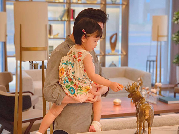 Đặng Thu Thảo đón tuổi 29 bên ông xã và con gái nhỏ