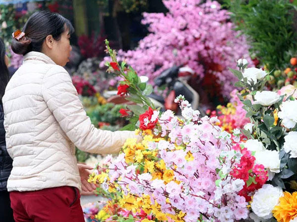 Hoa lụa đẹp hơn hoa thật, khách xuýt xoa mua về chơi Tết