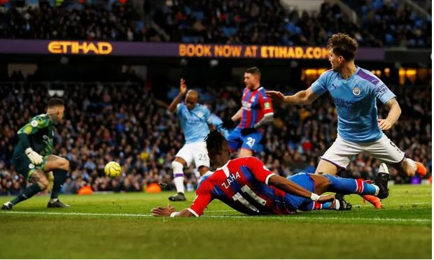 Fernandinho phản lưới, Man City bị cầm hòa trên sân nhà