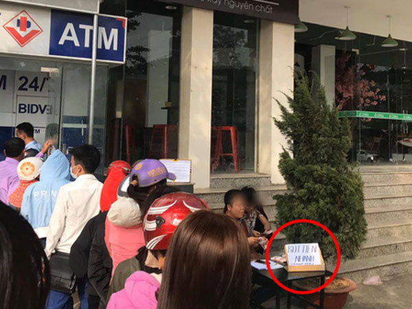Góc cơ hội: Người đàn ông kê bàn mở dịch vụ 'rút tiền nhanh' ngay cạnh cây ATM đang có hàng chục người chen chúc