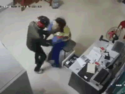 [VIDEO] Giây phút nam nhân viên ở trạm xăng quật ngã tên cướp cầm dao ở Hà Tĩnh