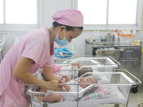 Xót xa cảnh 3 bé gái 4 tháng tuổi ở bệnh viện Từ Dũ phải chuyển đến nơi nuôi trẻ mồ côi trước Tết