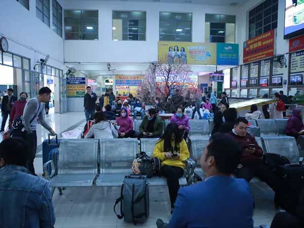 Choáng trước cảnh bến xe vắng tanh, xe xuất bến có đúng 2 khách ngày sát Tết