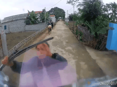 [VIDEO] Người đàn ông đứng ngang giữa đường chặn xe ô tô, còn bẻ gãy luôn cả cần gạt nước, hành động của tài xế mới gây bất ngờ