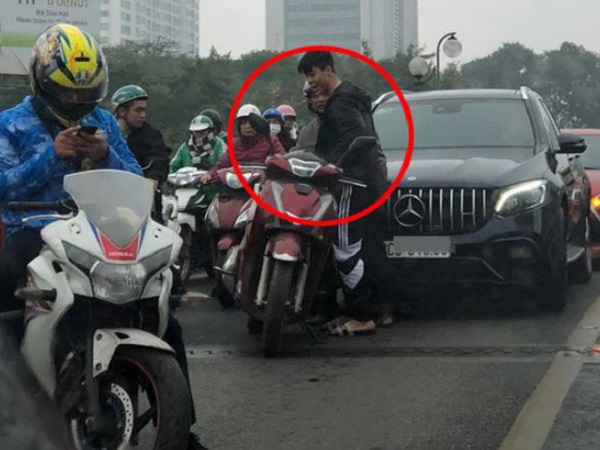Xôn xao hình ảnh Duy Mạnh lái ôtô tiền tỷ va chạm xe máy trên cầu vượt ở Hà Nội