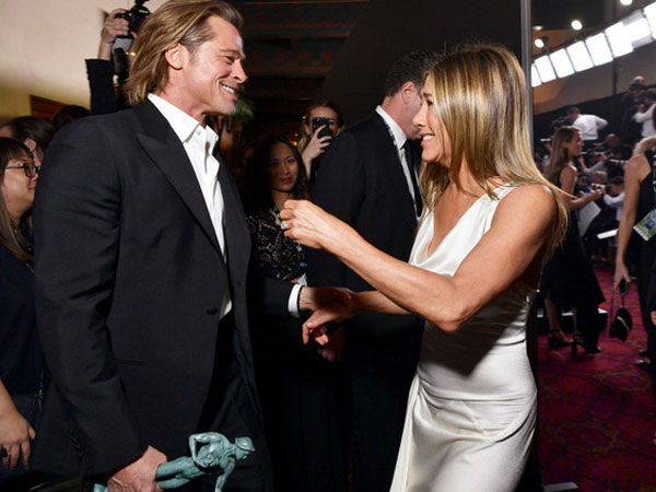 Khoảnh khắc nóng nhất lễ trao giải đầu năm: Brad Pitt vui cười hạnh phúc khi tái ngộ vợ cũ Jennifer Aniston
