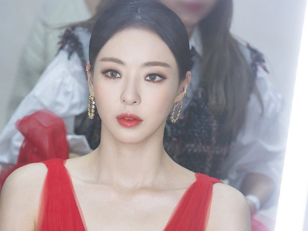 Grammy Hàn: 'Ác nữ' Lee Da Hee đẹp ná thở ở hậu trường, dân tình lập tức tôn thành 'nữ thần'