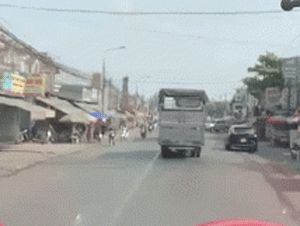Video: Xe cứu hoả hú còi liên tục, tài xế xe tải vẫn không nhường đường