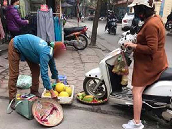 Phi xe cán nát mẹt hoa quả của người bán hàng rong, chủ shop quần áo còn lên giọng quát tháo khiến ai cũng bức xúc