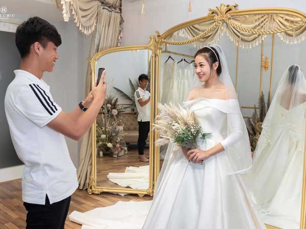 Văn Đức - Nhật Linh tiếp tục cho dân tình ăn 'bánh gato' trong hậu trường thử váy cưới, nhìn xuống bụng cô dâu thì có điều gì đó sai sai