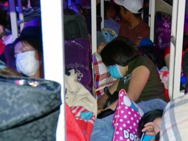 'Chuyên cơ mặt đất' 46 chỗ nhét 99 người về quê ăn Tết