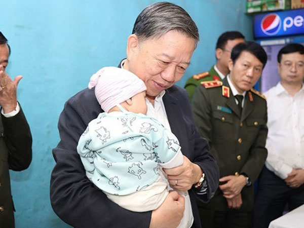 Con chiến sĩ công an hy sinh ở Đồng Tâm được đề xuất trợ cấp đến năm 18 tuổi