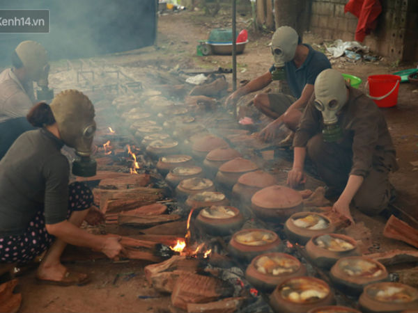 Người làng Vũ Đại đeo mặt nạ, xuyên đêm nấu cá kho bạc triệu phục vụ Tết cổ truyền