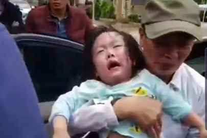 Hi hữu ngày Tết: 2 bé gái mắc kẹt trong ô-tô vì bố... quên chìa khóa