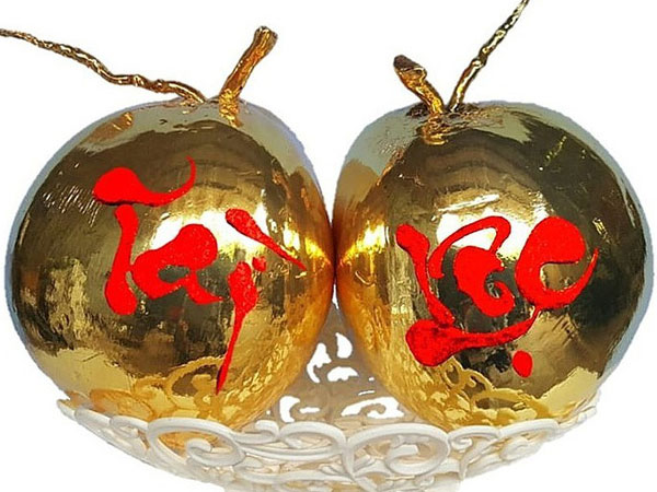 Dừa tươi dát vàng độc đáo ngày Tết thu hút khách hàng