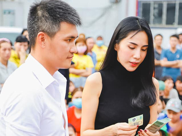 Công Vinh sau 12 năm bên Thủy Tiên: 'Lớn hơn em có 1 tuổi nhưng tóc em ngày càng xanh mà tóc anh ngày càng bạc'