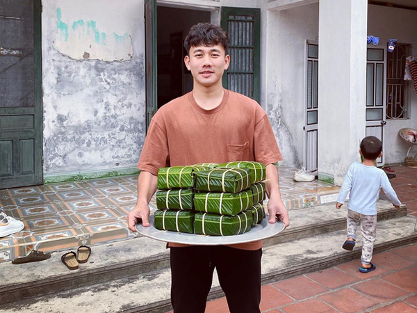 Khi cầu thủ chuẩn bị Tết: Toàn thấy hội con trai khoe ảnh xông xáo vào bếp gói bánh chưng, các bạn gái đâu hết rồi nhỉ?