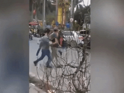 VIDEO: Tài xế ô tô cởi áo, lao vào đấm nam thanh niên tới tấp sau va chạm giao thông