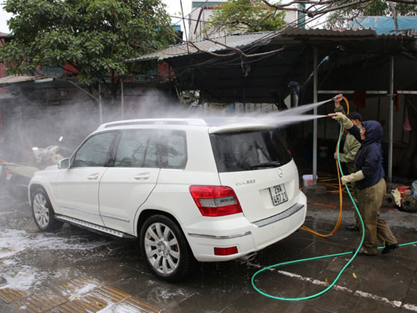 Dịch vụ rửa xe hốt bạc ngày giáp Tết: Ô tô 250k còn xe máy 50k, nhân viên luôn chân tay nhưng khách vẫn xếp hàng dài chờ đến lượt