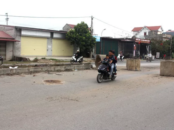 Tai nạn thương tâm: Đâm vào cống bê tông, mẹ tử vong, con trai gãy chân