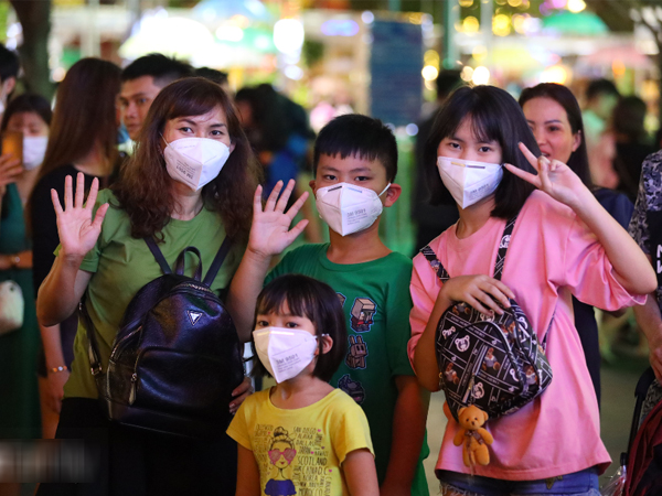 Lo sợ nhiễm virus Corona, hàng loạt người Sài Gòn đeo khẩu trang xuống đường khi đón giao thừa