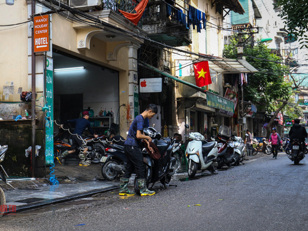 'Phố rửa xe' Hà Nội tất bật kiếm bạc triệu mỗi ngày dịp cận Tết
