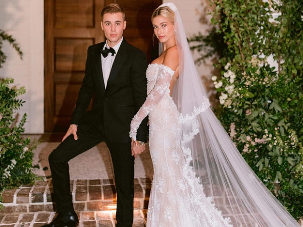 Động thái của Justin Bieber như phủ nhận sạch sẽ tin đồn ngoại tình với Selena: Đọc sách dạy chống ngoại tình vì Hailey