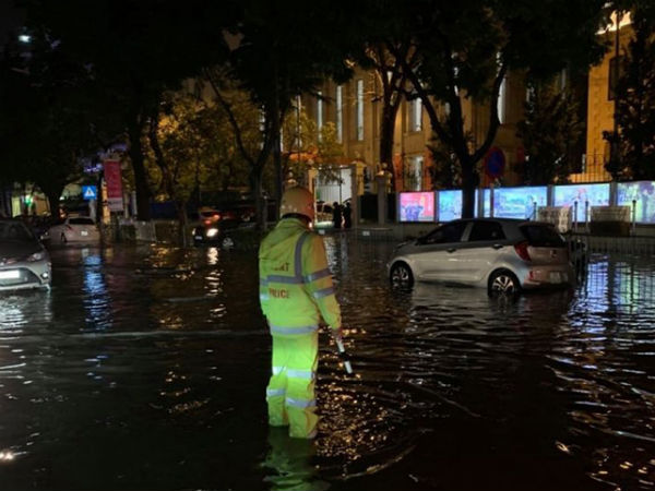 CSGT Hà Nội làm việc thâu đêm giao thừa trong trận mưa khiến các phố ngập sâu