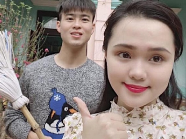 Đôi vợ chồng tuổi Tý Duy Mạnh và Quỳnh Anh hạnh phúc bên nhau, cùng dọn nhà, cùng chuẩn bị lì xì mừng năm mới