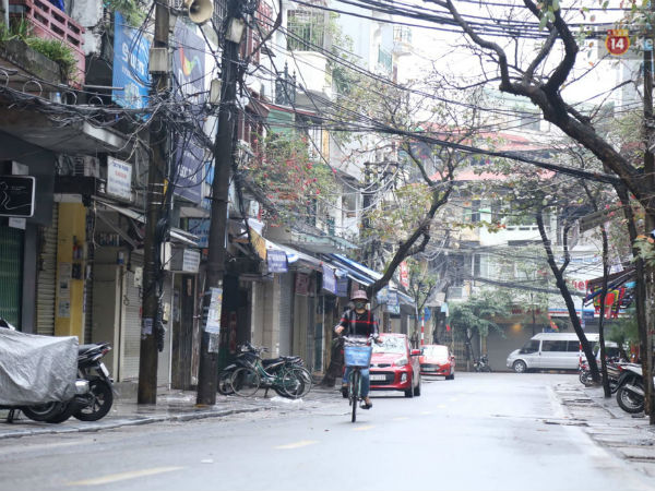 Có một Hà Nội yên bình đến lạ sáng mùng 1 Tết: Xe cộ vắng hoe, đường phố sạch bóng sau cơn mưa tầm tã tối giao thừa
