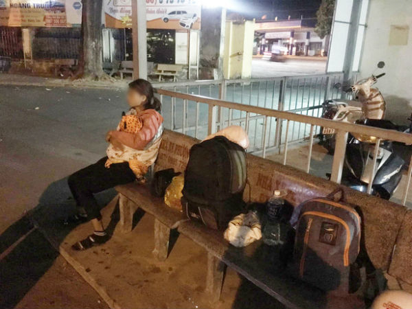 Xôn xao câu chuyện người phụ nữ ôm theo con nhỏ ngồi bơ vơ ở bến xe trong đêm giao thừa vì chồng nhậu say quên đón về quê